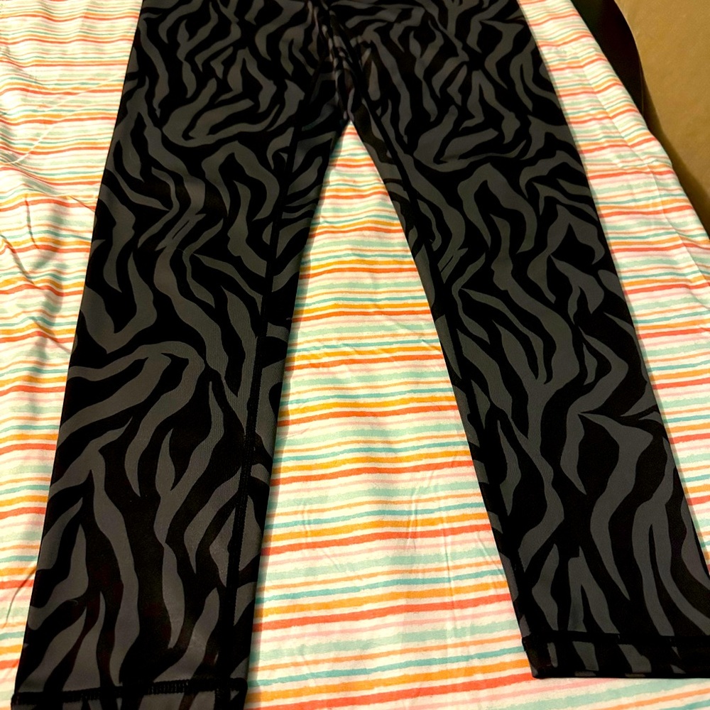 EUC Zella S leggings with an animal print